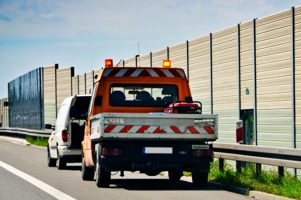 Carro taller asistiendo un vehículo en la vía