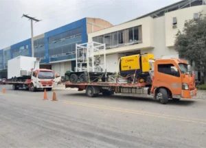 Grúa cargando maquinaria industrial